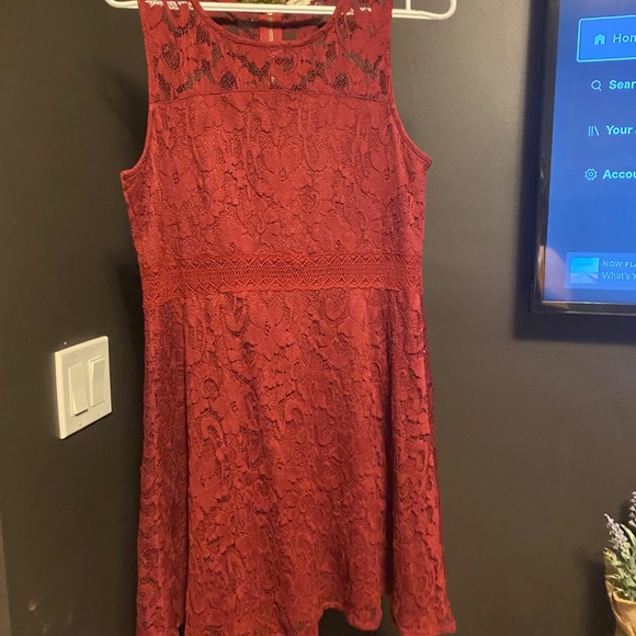 Dresses - Picture 2 of 3